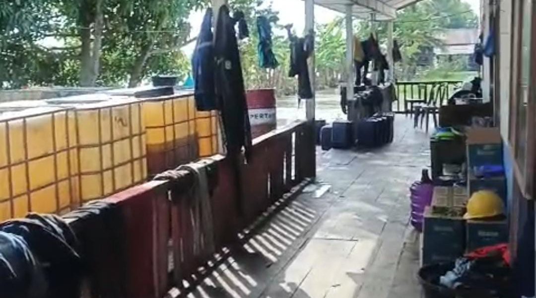 Tangki IBC dan jeriken berisi ribuan liter solar tampak tersimpan di pekarangan SD Belanti, Desa Pedamaran 2, Kabupaten Ogan Komering Ilir (OKI), Sumatera Selatan.