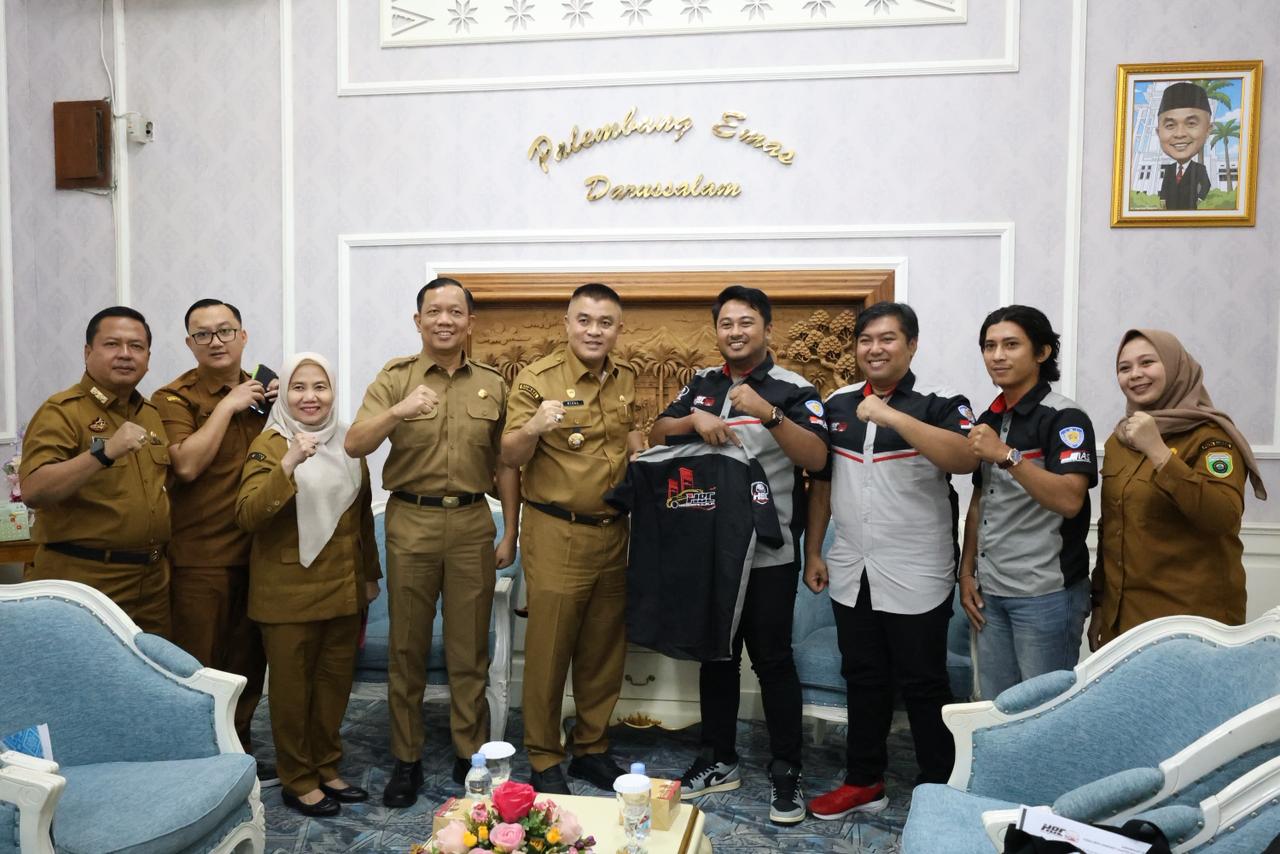 Sekda Kota Palembang menerima audiensi pengurus Honda Brio Community (HBC) Chapter Palembang bersama Koordinator Wilayah Sumatera, membahas kolaborasi penekanan balap liar melalui drag race resmi dan edukasi keselamatan berkendara.