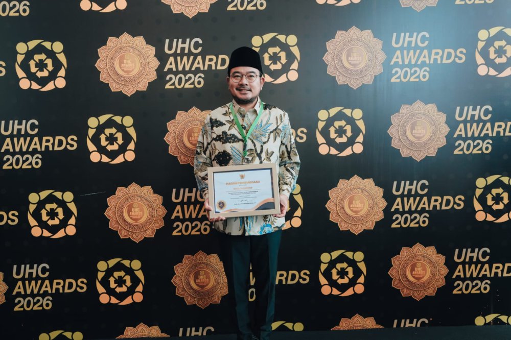 Wakil Wali Kota Palembang Prima Salam menerima penghargaan Universal Health Coverage (UHC) Awards 2026 kategori tingkat madya yang diserahkan Menko PMK Abdul Muhaimin Iskandar di JIEXPO Kemayoran, Jakarta, Selasa (27/1/2026).
