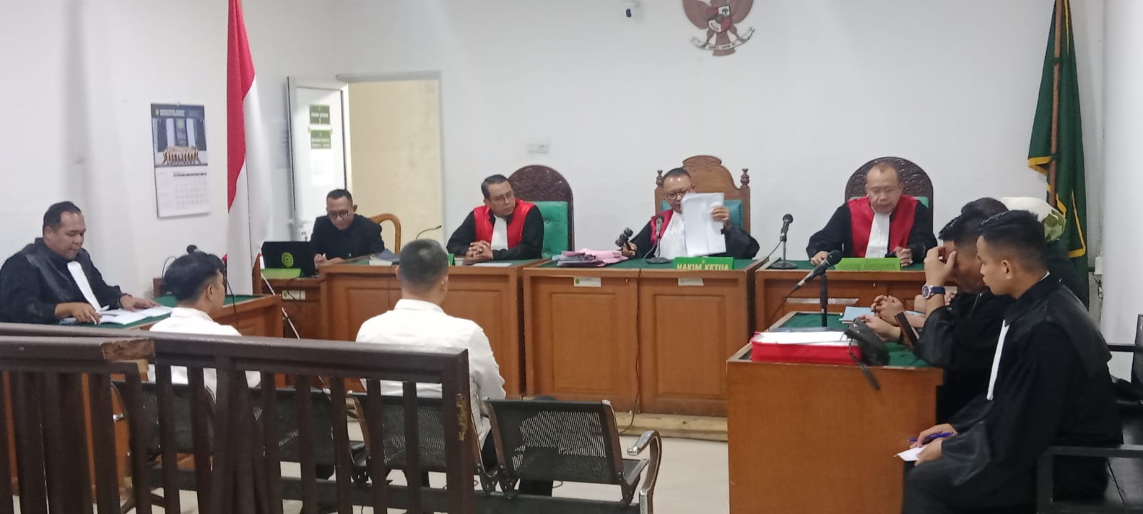 Dua terdakwa kasus korupsi dana olahraga OKU Selatan, Abdi Irawan dan Deni Ahmad Rivai, saat menjalani sidang putusan di Pengadilan Tipikor Palembang, Selasa (27/1/2026).