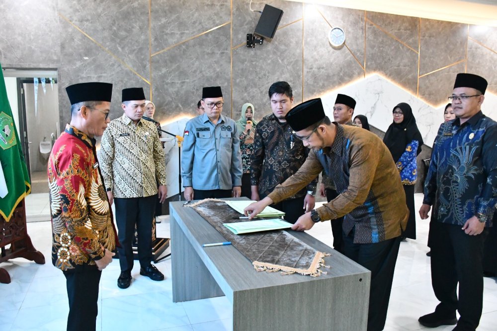 Kakanwil Kemenag Sumsel Syafitri Irwan melantik dan mengambil sumpah jabatan Pejabat Manajerial, Pejabat Non-Manajerial, serta PPPK di Aula Kanwil Kemenag Sumsel, Kamis (29/1/2026).