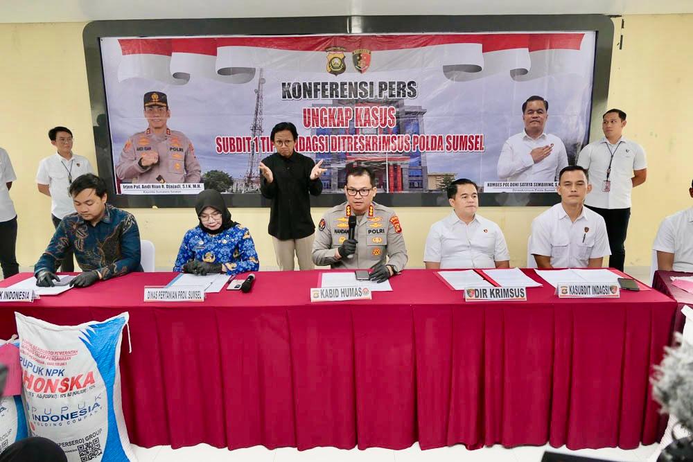 Kombes Pol Nandang Mu’min Wijaya, SIK, MH bersama Dirreskrimsus Polda Sumsel Kombes Pol Doni Satrya Sembiring, S.H., S.I.K., M.Si saat menyampaikan keterangan pers kasus penyelewengan pupuk subsidi di Polda Sumsel. Foto: Tohir/bayanaka.co