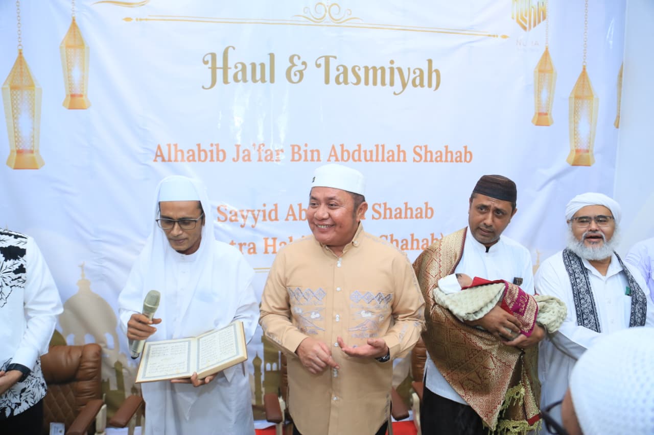 Gubernur Sumsel Dr. H. Herman Deru menghadiri haul almarhum Al Habib Ja’far bin Abdullah Shahab sekaligus tasmiyah Sayyid Abdullah, putra Ustaz Amak Shahab, di Sematang Borang, Palembang, Kamis (29/1/2026) malam.