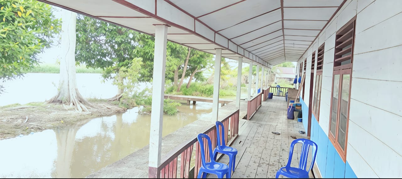 Usai viral dan dikeluhkan, ribuan liter solar di halaman SD Belanti, Pedamaran, OKI akhirnya dipindahkan dari depan ruang kelas siswa.