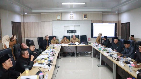 Ketua DPRD Kabupaten Musi Banyuasin Afitni Junaidi Gumay, SE memimpin rapat Badan Musyawarah DPRD Muba dalam rangka pembahasan dan penetapan Rencana Kerja DPRD Kabupaten Musi Banyuasin Tahun 2026, didampingi Wakil Ketua II DPRD Muba H. Ahmadi serta dihadiri anggota Banmus DPRD Muba.