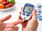 Petugas medis melakukan pengecekan kadar gula darah menggunakan alat glukometer sebagai langkah deteksi dini untuk menjaga kesehatan dan mencegah risiko diabetes. Petugas medis melakukan pengecekan kadar gula darah menggunakan alat glukometer sebagai langkah deteksi dini untuk menjaga kesehatan dan mencegah risiko diabetes.