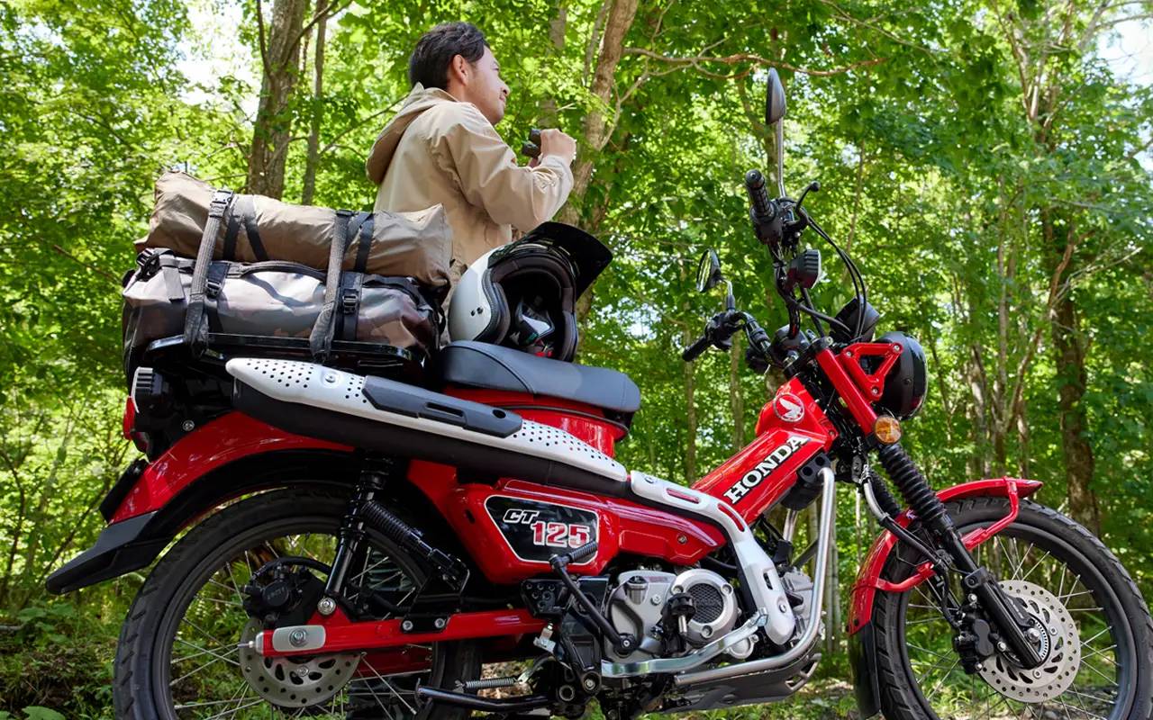 Pilihan warna baru membuat Honda CT125 Hunter Cub 2026 semakin stylish tanpa mengubah desain klasiknya.