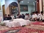 Suasana rumah duka almarhum Alex Noerdin di Talang Semut, Palembang, dipenuhi pelayat yang mengikuti yasinan dan doa bersama, Rabu malam (25/2/2026).