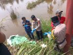 Polisi dari Polsek Rambutan mengevakuasi jasad korban ke RS Bhayangkara M Hasan Palembang untuk proses penyelidikan lebih lanjut.