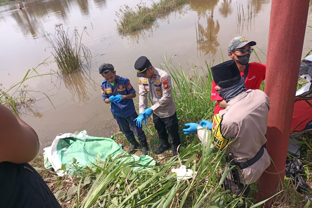 Polisi dari Polsek Rambutan mengevakuasi jasad korban ke RS Bhayangkara M Hasan Palembang untuk proses penyelidikan lebih lanjut.