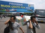 Suasana peserta mengikuti program Mudik Gratis PLN 2026 di terminal keberangkatan dengan fasilitas bus eksekutif gratis yang disediakan untuk membantu masyarakat pulang kampung dengan aman dan nyaman menjelang Hari Raya Idul Fitri.