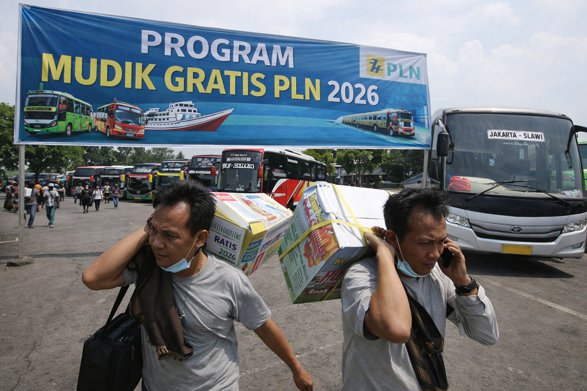 Suasana peserta mengikuti program Mudik Gratis PLN 2026 di terminal keberangkatan dengan fasilitas bus eksekutif gratis yang disediakan untuk membantu masyarakat pulang kampung dengan aman dan nyaman menjelang Hari Raya Idul Fitri.