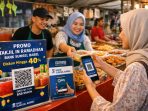 Nasabah melakukan transaksi menggunakan QRIS BSB Mobile untuk menikmati Promo Takjil in Ramadhan dari Bank Sumsel Babel dengan diskon hingga 40 persen di merchant pilihan selama bulan suci Ramadhan 1447 Hijriah.
