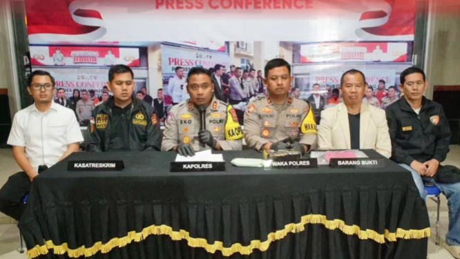 Petugas Polres Ogan Komering Ilir mengamankan terduga pelaku dan barang bukti senjata api rakitan dalam pengungkapan kasus pembunuhan di Desa Pulau Beruang, Kecamatan Tulung Selapan, Kabupaten Ogan Komering Ilir, Selasa (17/2/2026).