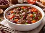 Sup daging kacang merah hangat dengan kuah gurih berempah dan potongan daging sapi empuk, menu bergizi yang cocok untuk santapan keluarga.