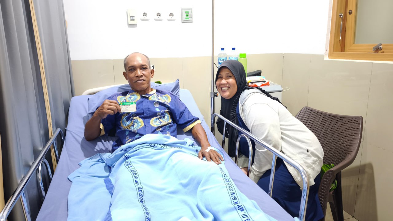 Peserta BPJS Kesehatan, Romi Yanto, menjalani perawatan pasca operasi hernia di rumah sakit.