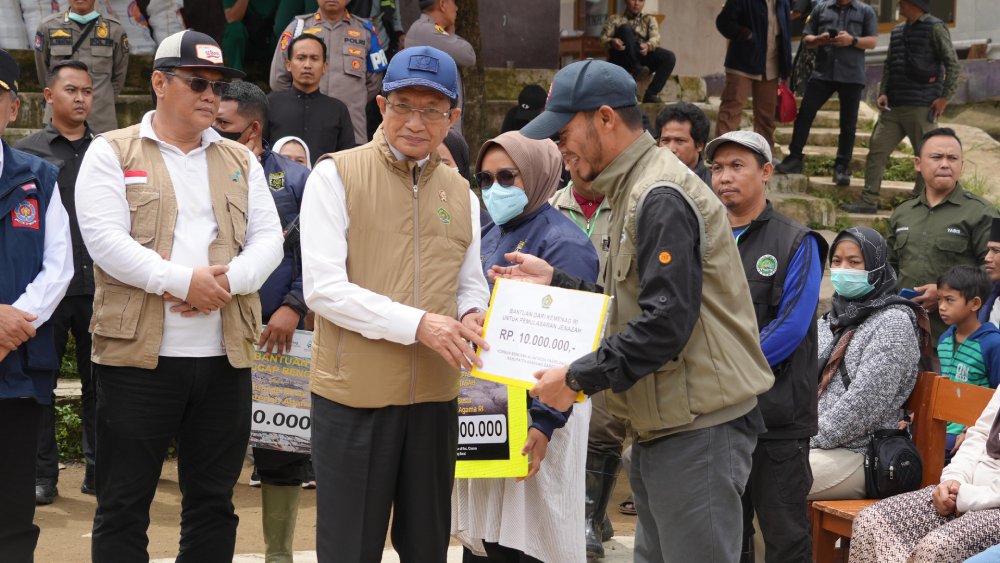 Menteri Agama Nasaruddin Umar menyerahkan bantuan pemulihan madrasah, guru, dan keluarga siswa terdampak banjir dan longsor di Kabupaten Bandung Barat, Jawa Barat, Minggu (1/2/2026).