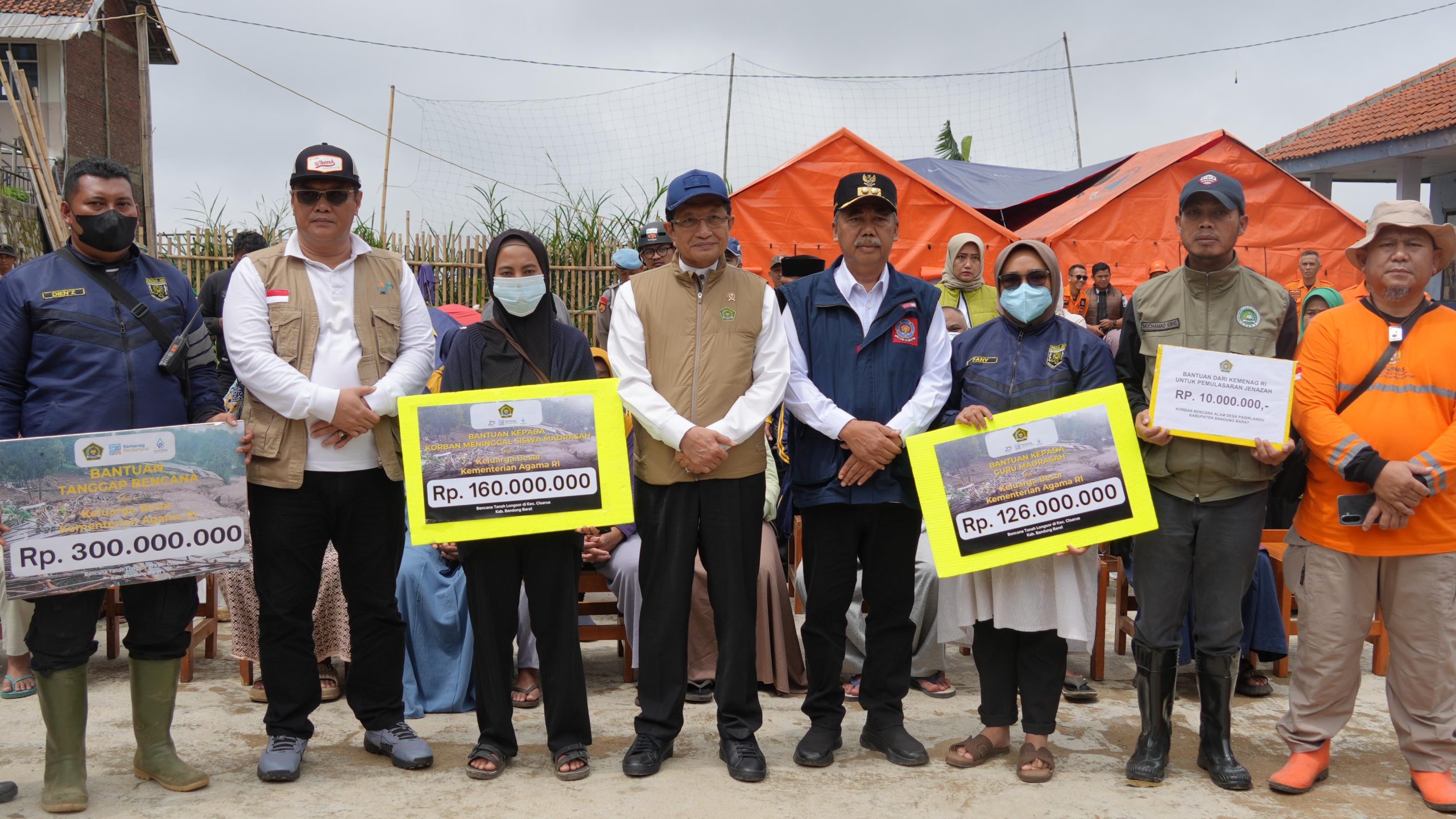 Menteri Agama Salurkan Bantuan Pemulihan Korban Terdampak Longsor Cisarua