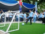 Wakil Gubernur Sumatera Selatan H. Cik Ujang melakukan tendangan simbolis sebagai tanda Kick Off Piala Dunia 2026 Sumatera Selatan di Kambang Iwak Park, Palembang, Minggu (1/2/2026).