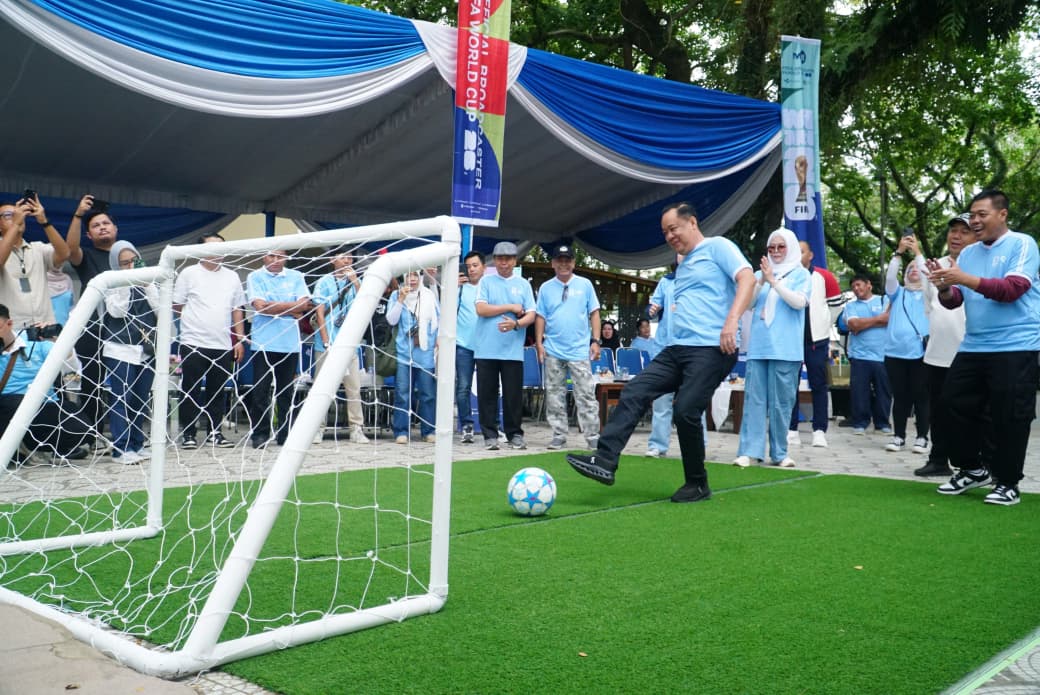 Wakil Gubernur Sumatera Selatan H. Cik Ujang melakukan tendangan simbolis sebagai tanda Kick Off Piala Dunia 2026 Sumatera Selatan di Kambang Iwak Park, Palembang, Minggu (1/2/2026).