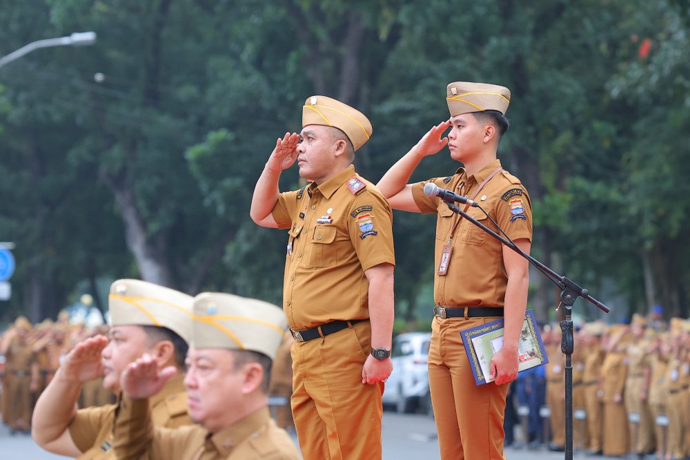 Sekda Kota Palembang Aprizal Hasyim memimpin apel bersama ASN Pemkot Palembang di Halaman Rumah Dinas Wali Kota, Senin (2/2/2026), menegaskan tidak ada toleransi bagi ASN malas dan pelayanan publik yang lamban.