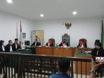 Majelis Hakim PN Tipikor Kelas IA Palembang membacakan penetapan penghentian penuntutan perkara dugaan korupsi atas nama almarhum Kemas Haji Abdul Halim Ali dalam sidang, Senin (2/2/2026).