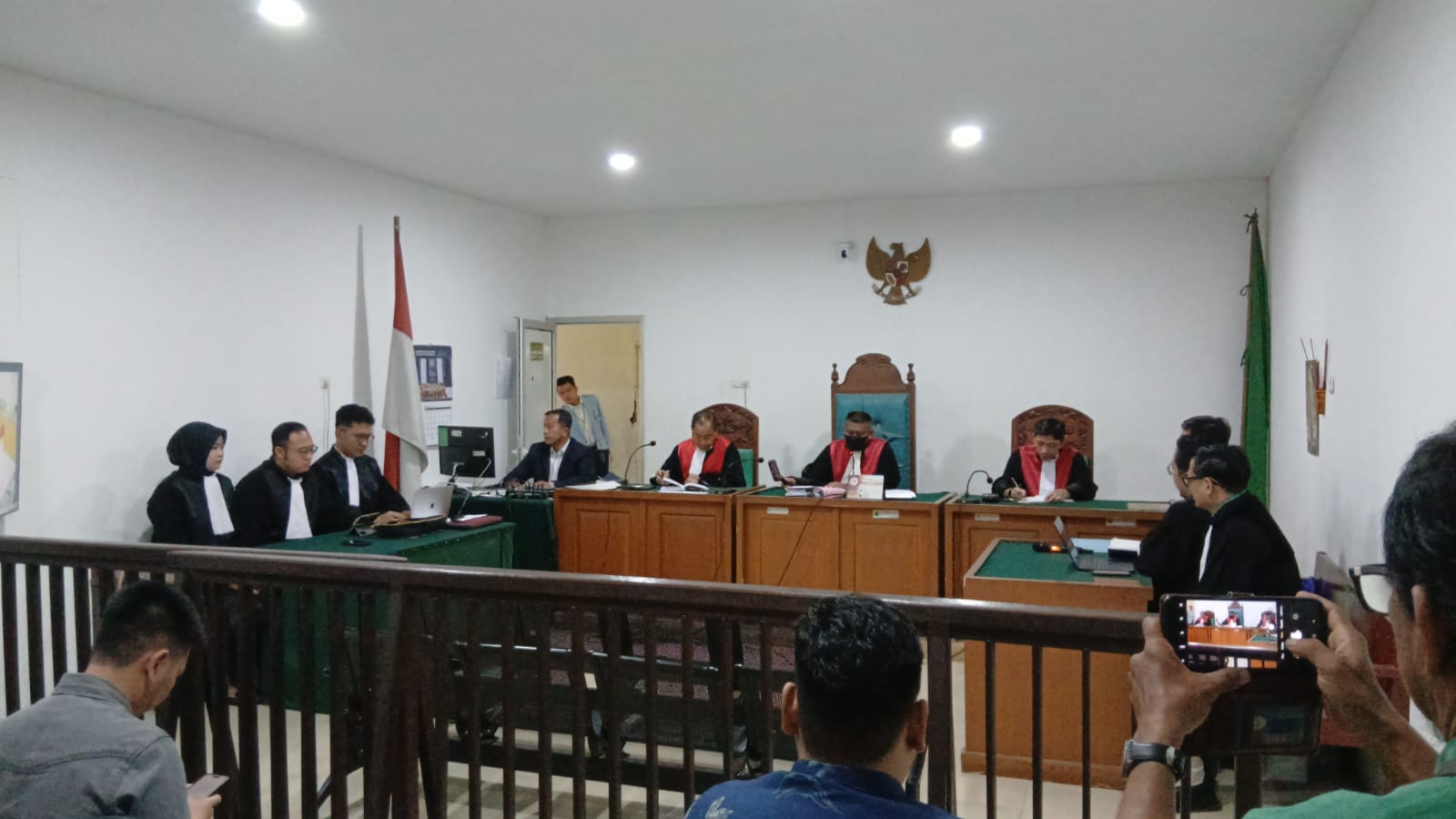 Majelis Hakim PN Tipikor Kelas IA Palembang membacakan penetapan penghentian penuntutan perkara dugaan korupsi atas nama almarhum Kemas Haji Abdul Halim Ali dalam sidang, Senin (2/2/2026).