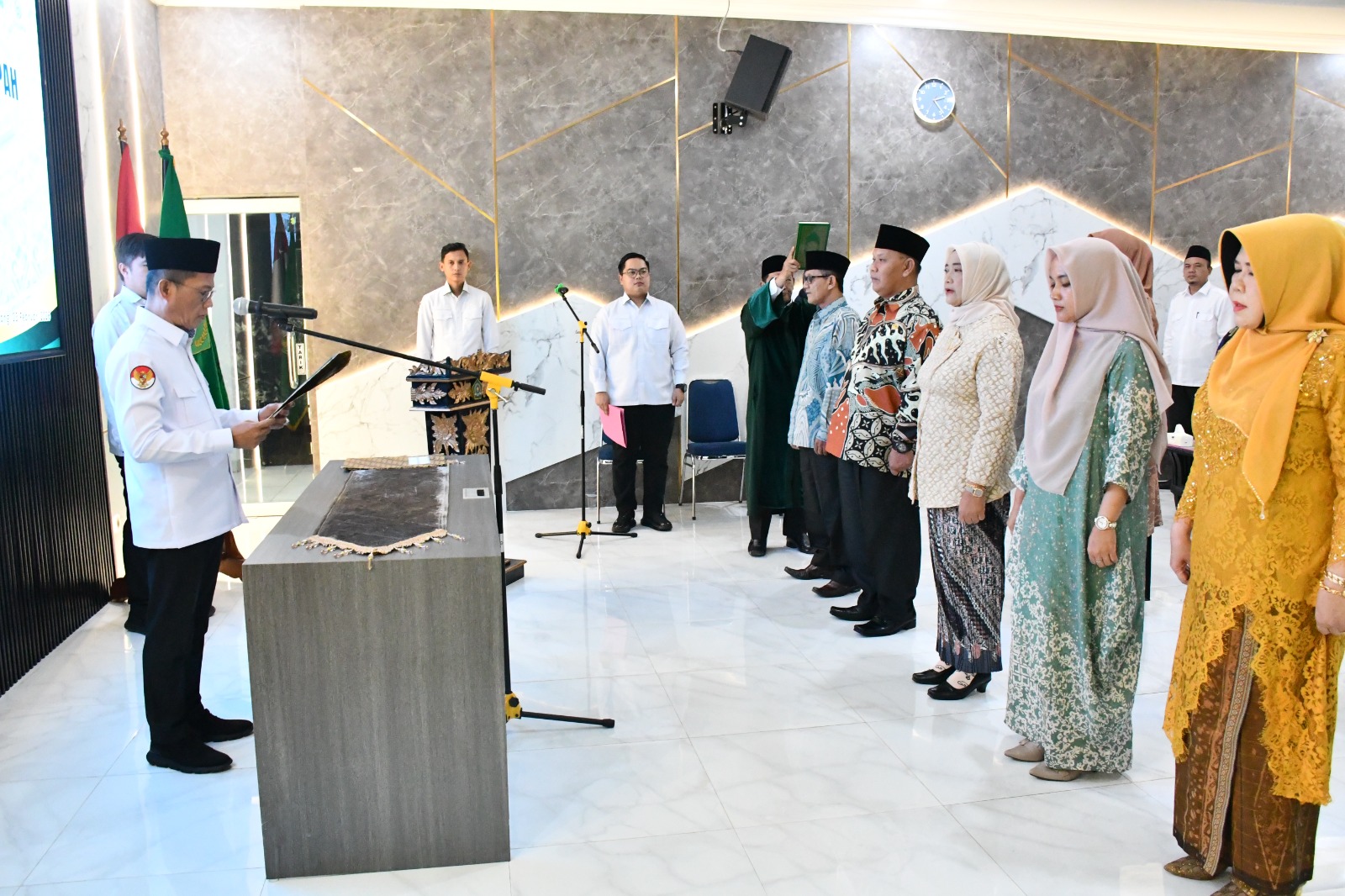 Kakanwil Kemenag Sumsel Syafitri Irwan melantik dan mengambil sumpah jabatan lima Kepala Madrasah dan dua pejabat fungsional di Aula Kanwil Kemenag Sumsel, Selasa (03/02/2026).