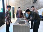 Kakanwil Kemenag Sumsel Syafitri Irwan melantik dan mengambil sumpah jabatan Dedi Alamsyah sebagai Kepala Kantor Kementerian Agama Kabupaten Musi Banyuasin di Aula Kanwil Kemenag Sumsel, Rabu (04/02/2026).