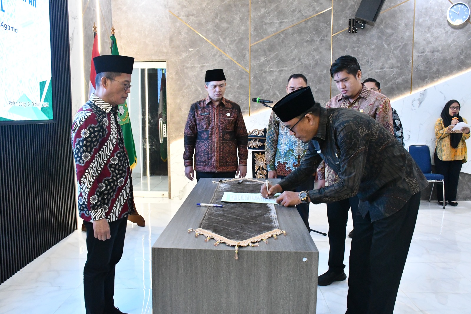 Kakanwil Kemenag Sumsel Syafitri Irwan melantik dan mengambil sumpah jabatan Dedi Alamsyah sebagai Kepala Kantor Kementerian Agama Kabupaten Musi Banyuasin di Aula Kanwil Kemenag Sumsel, Rabu (04/02/2026).