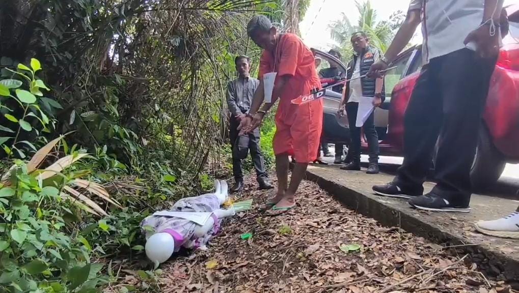 Reka Ulang Pembunuhan Lansia di Palembang, Pelaku Peragakan Jerat Leher Korban hingga Bakar Jenazah di Semak-Semak