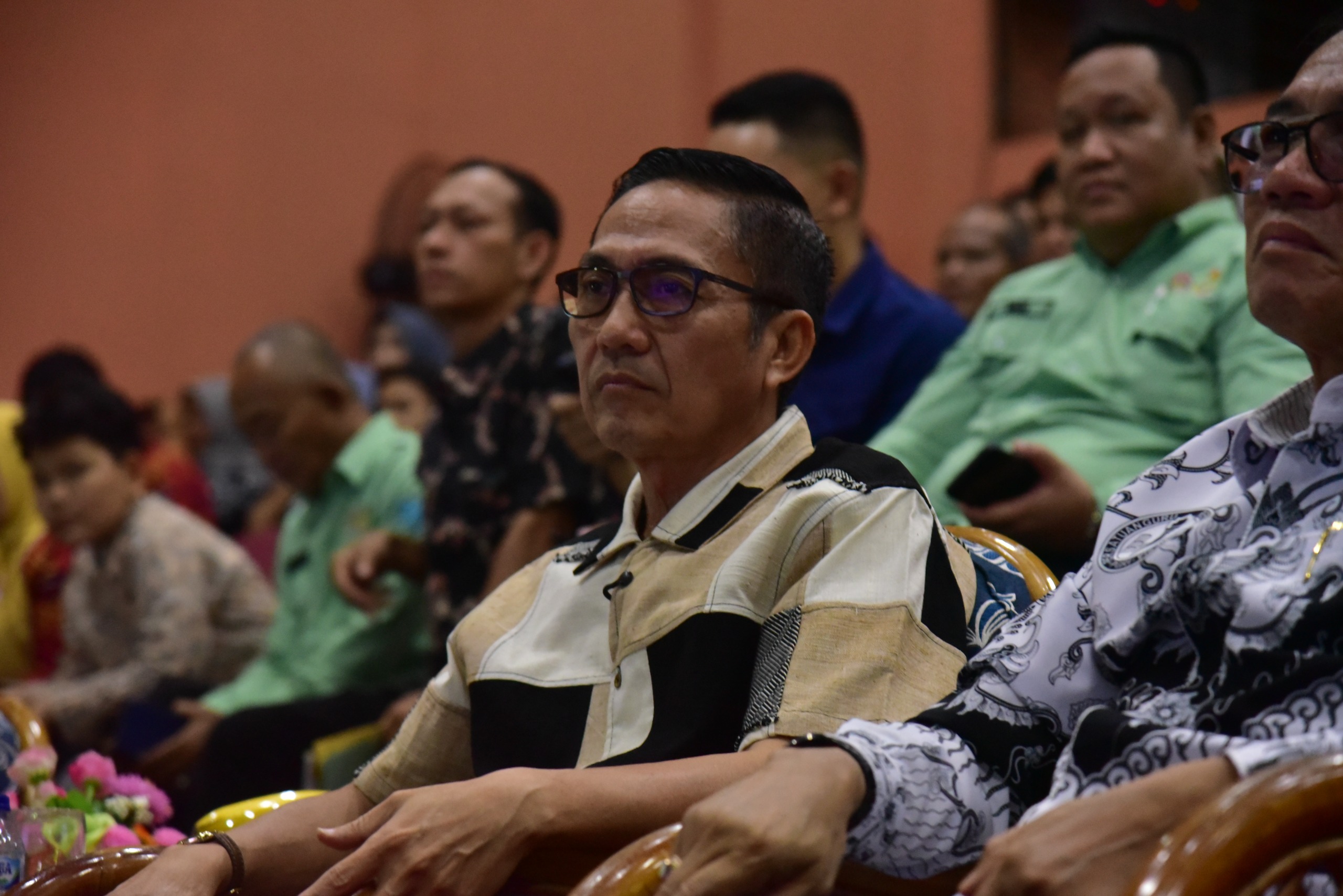 Suasana haru menyelimuti Graha Taman Budaya Sriwijaya saat drama musikal Nyanyian Anak dari Desa memvisualisasikan perjalanan hidup Wali Kota Palembang H Ratu Dewa, dari anak desa hingga menjadi pemimpin kota.