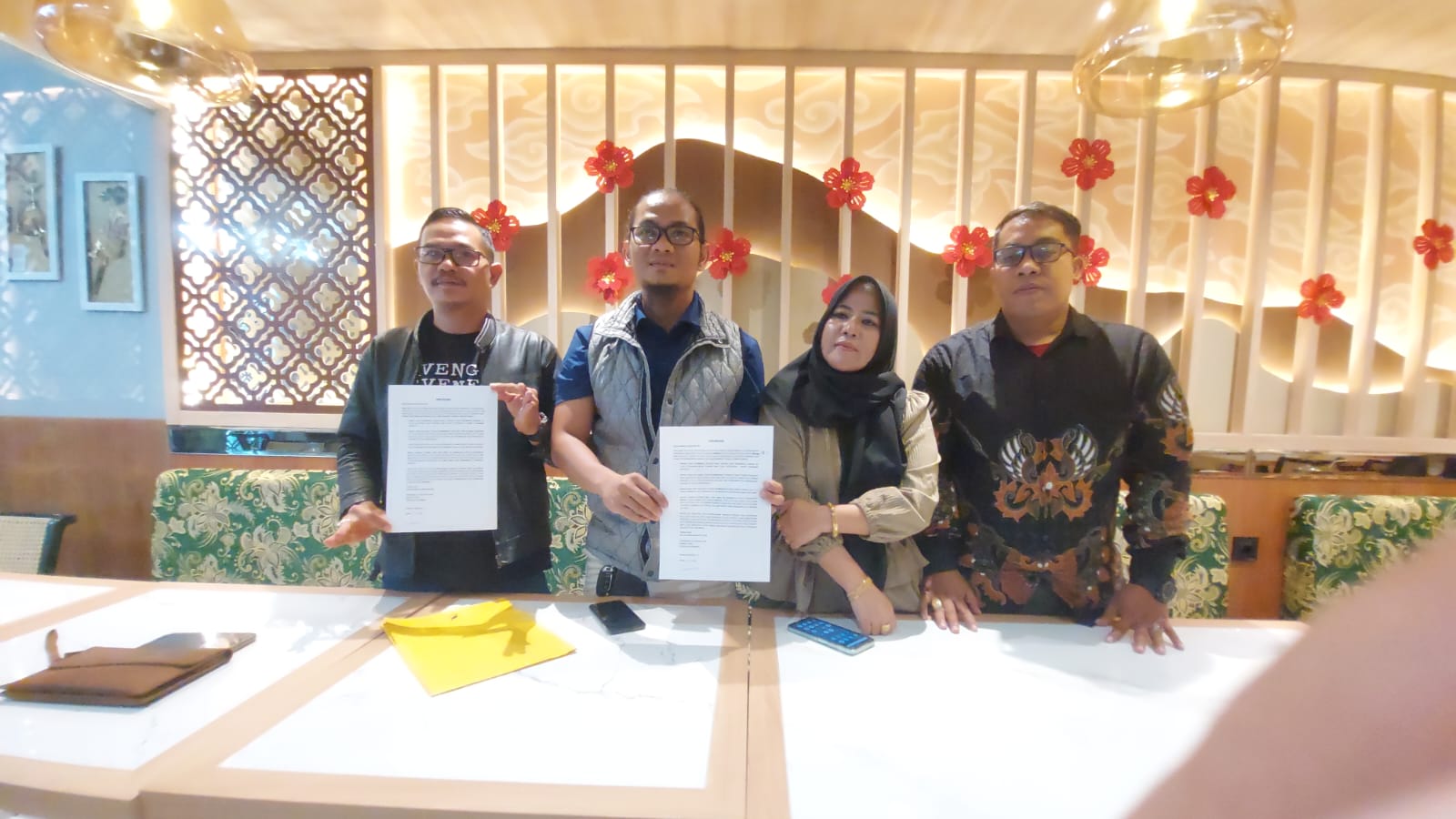 Kuasa hukum korban dari Jagok Law Office (JLO) Sumsel bersama pelapor Epen Dalilah saat menyampaikan keterangan pers terkait penetapan tiga tersangka kasus dugaan Haji Furoda bodong oleh Polda Sumsel, Kamis (5/2/2026) malam.