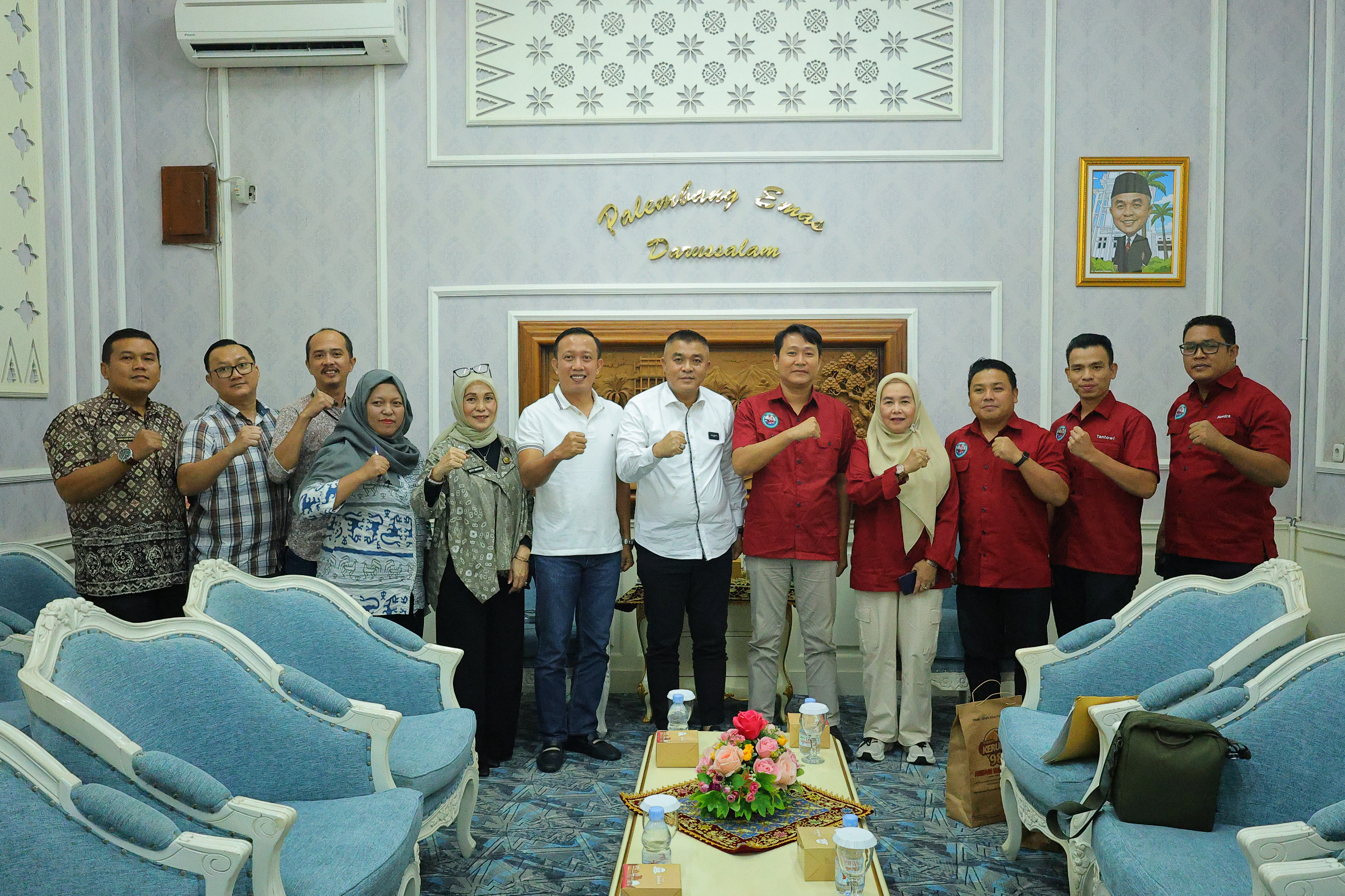 Sekda Kota Palembang Aprizal Hasyim menerima audiensi Perkumpulan Pengusaha Kemplang Kerupuk Palembang (PPKKP) di Ruang Audiensi Sekda, Jumat (6/2/2026).