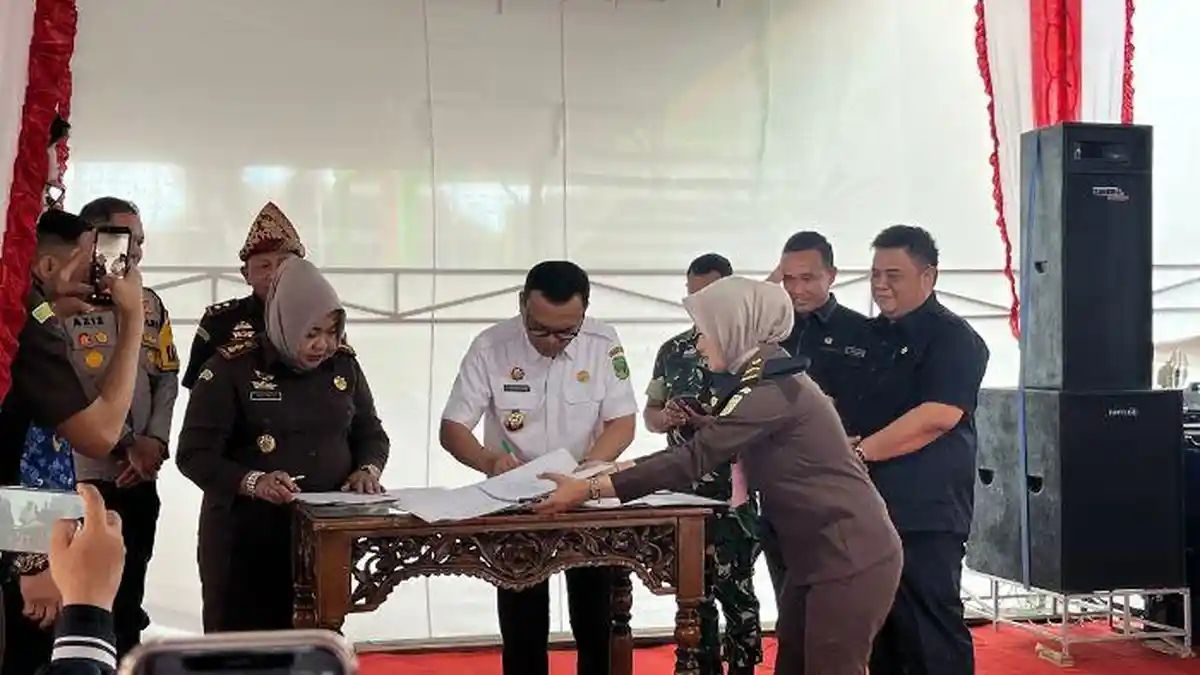 Bupati Empat Lawang Joncik Muhammad bersama Kajati Sumsel Ketut Sumedana dan Kajari Empat Lawang Retno Setyowati saat penandatanganan hibah lahan seluas dua hektare di Kantor Kejari Empat Lawang, Kamis (5/2/2026).
