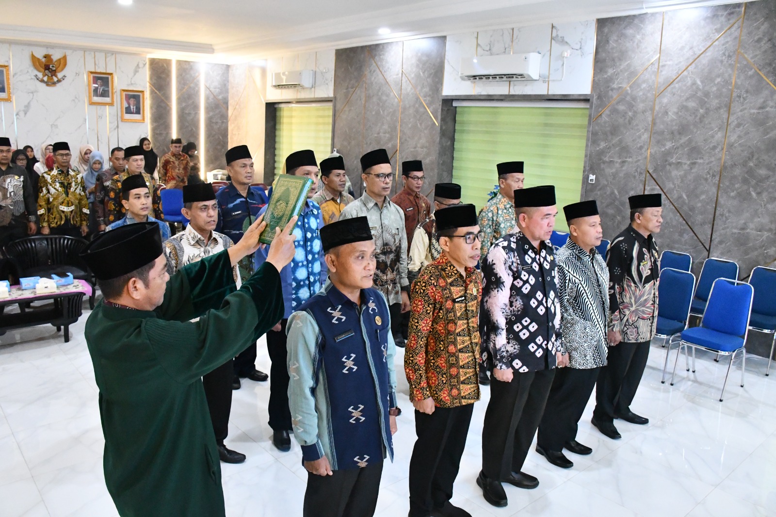 Kepala Kanwil Kementerian Agama Provinsi Sumatera Selatan Syafitri Irwan melantik dan mengambil sumpah jabatan 14 Kepala Kantor Urusan Agama (KUA) di Aula Kanwil Kemenag Sumsel, Jumat (6/2/2026).