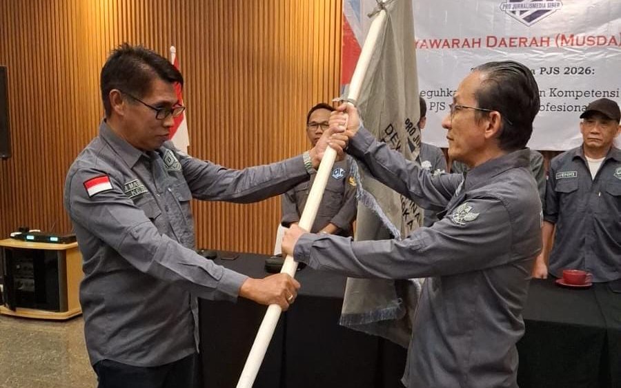 Ketua Umum DPP PJS Mahmud Marhaba menyerahkan Pataka PJS kepada Rikky Permana usai pelantikan Ketua DPD PJS Bangka Belitung periode 2026–2027 dalam Musda II, Sabtu (7/2/2026).