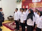 Ketua DPW PGK Sumsel Firdaus Hasbullah, SH, MH saat mengukuhkan kepengurusan DPD PGK Kabupaten OKU Timur masa juang 2025–2028 di Hotel Selena, Minggu (08/02/2026).