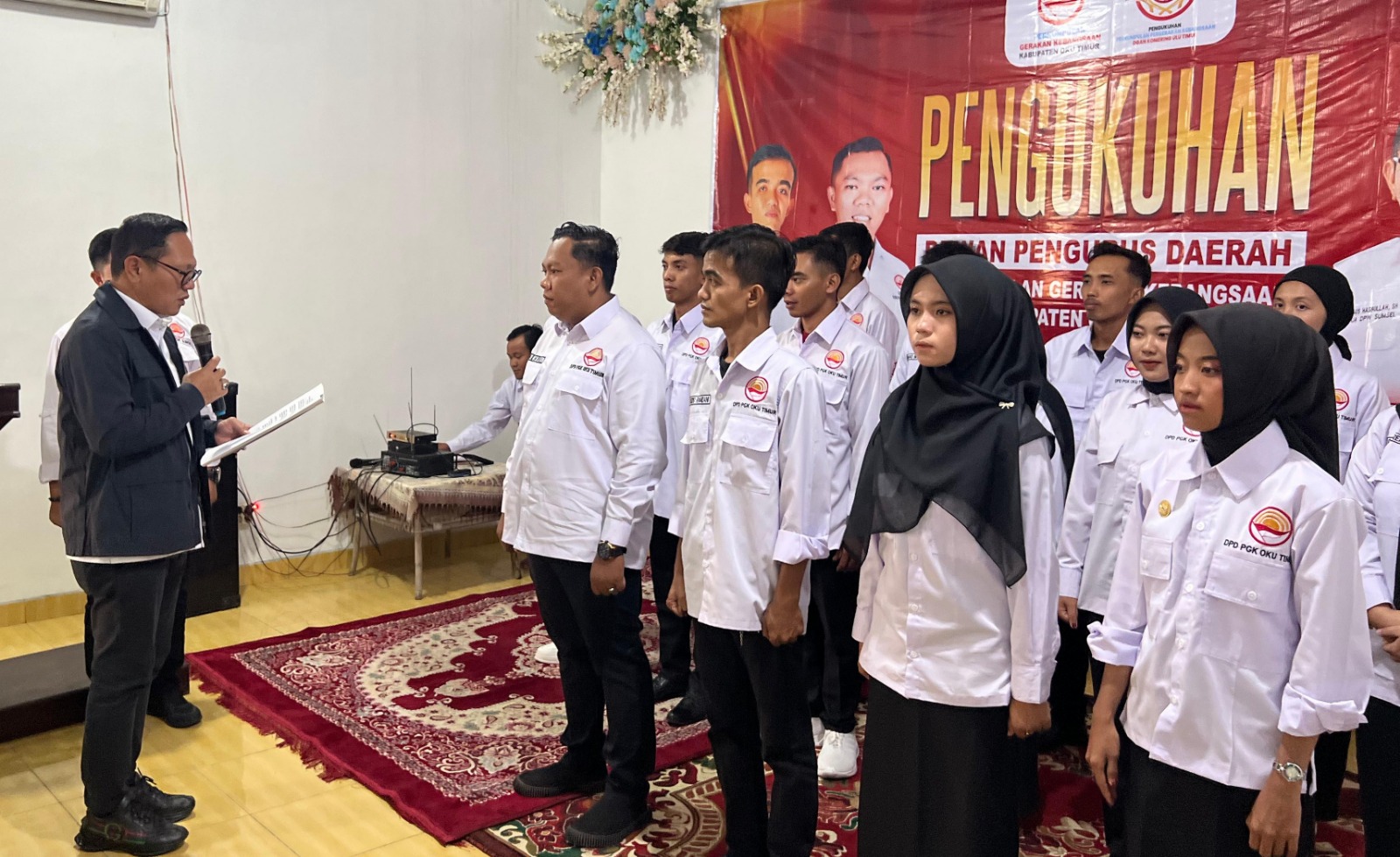 Ketua DPW PGK Sumsel Firdaus Hasbullah, SH, MH saat mengukuhkan kepengurusan DPD PGK Kabupaten OKU Timur masa juang 2025–2028 di Hotel Selena, Minggu (08/02/2026).