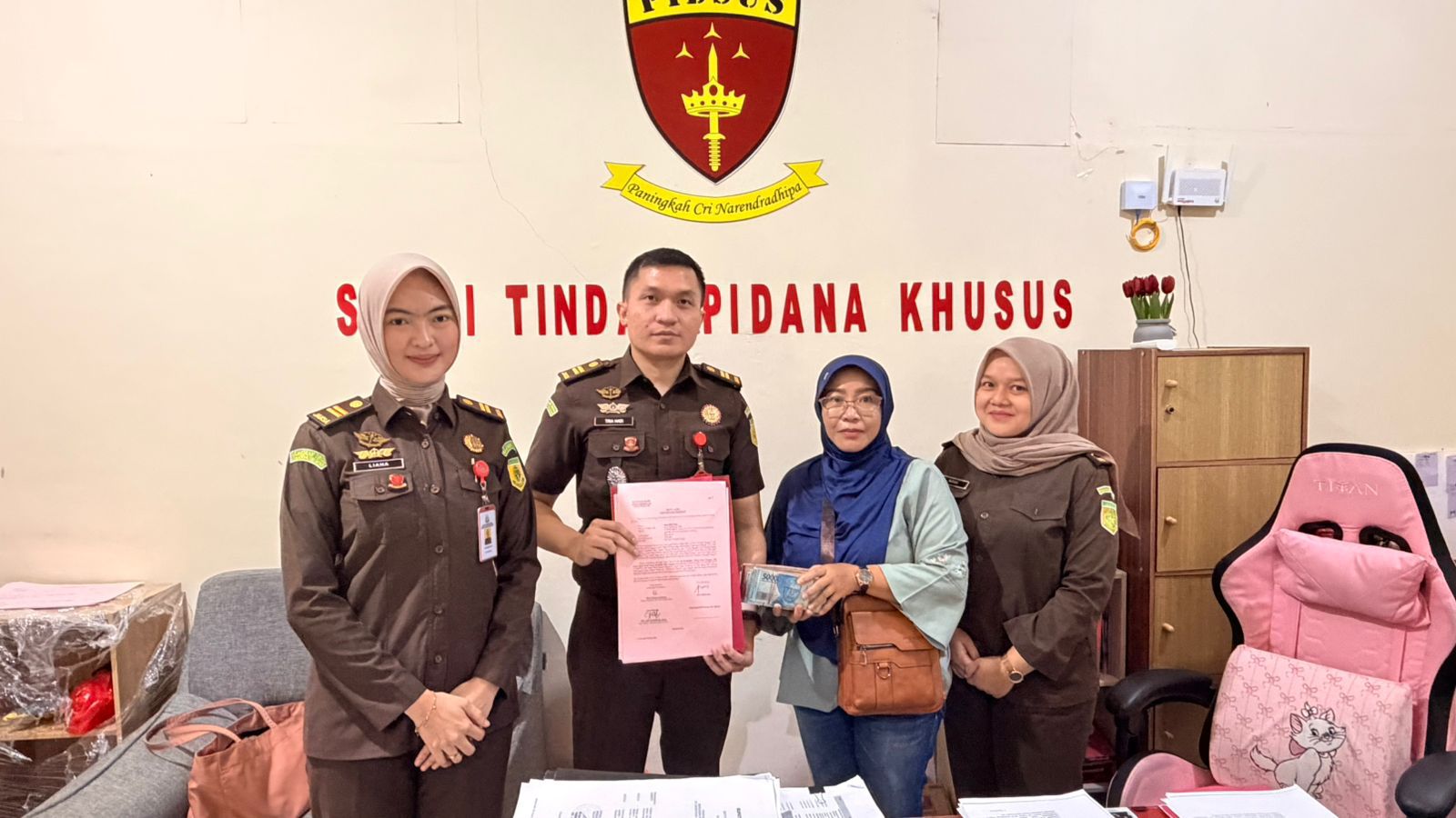 Penyidik Kejari OKI menerima uang titipan pengganti kerugian negara sebesar Rp68,6 juta terkait perkara dugaan korupsi penyaluran KUR BSI.