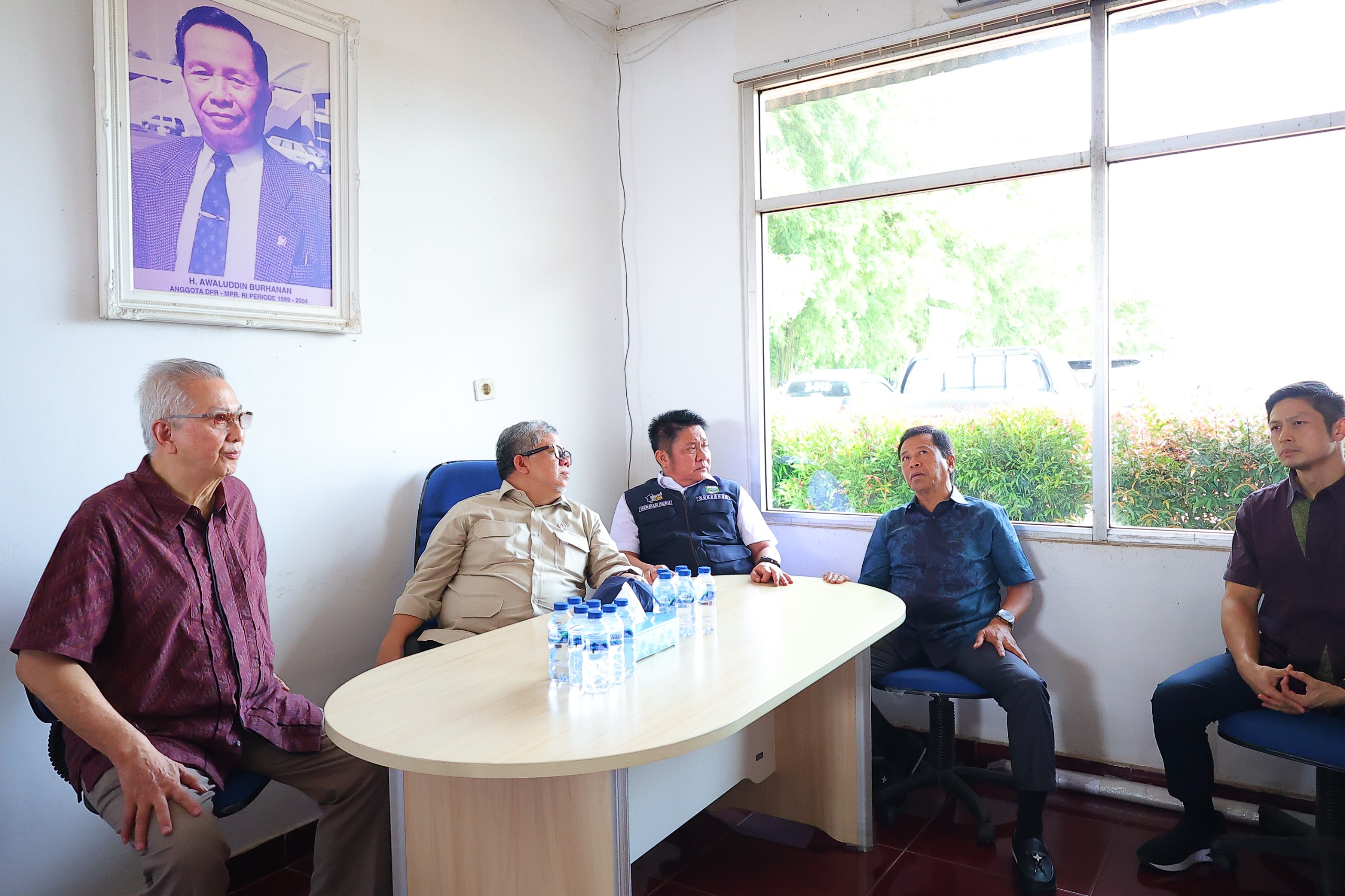 Wakil Menteri PKP Fahri Hamzah didampingi Gubernur Sumatera Selatan Herman Deru saat meninjau kawasan Perumnas Talang Kelapa, Palembang, Rabu (11/2/2026), sebagai bagian percepatan pembangunan hunian strategis di Sumsel.