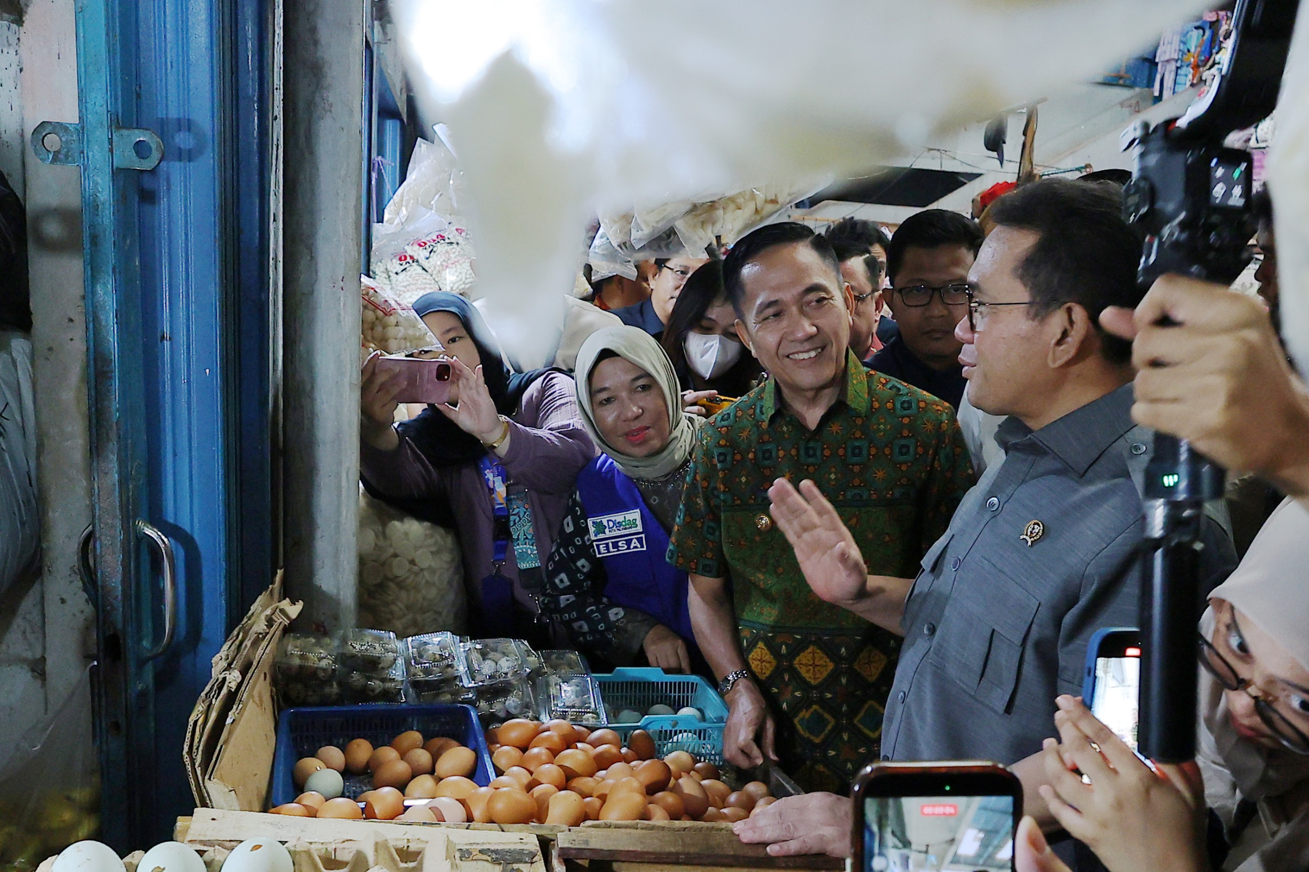Wali Kota Palembang Ratu Dewa mendampingi Menteri Perdagangan RI Budi Santoso saat memantau harga dan ketersediaan bahan pokok di Pasar KM 5 Palembang, Kamis (12/2/2026), guna memastikan stabilitas harga dan kecukupan stok menjelang Bulan Suci Ramadan 1447 H.