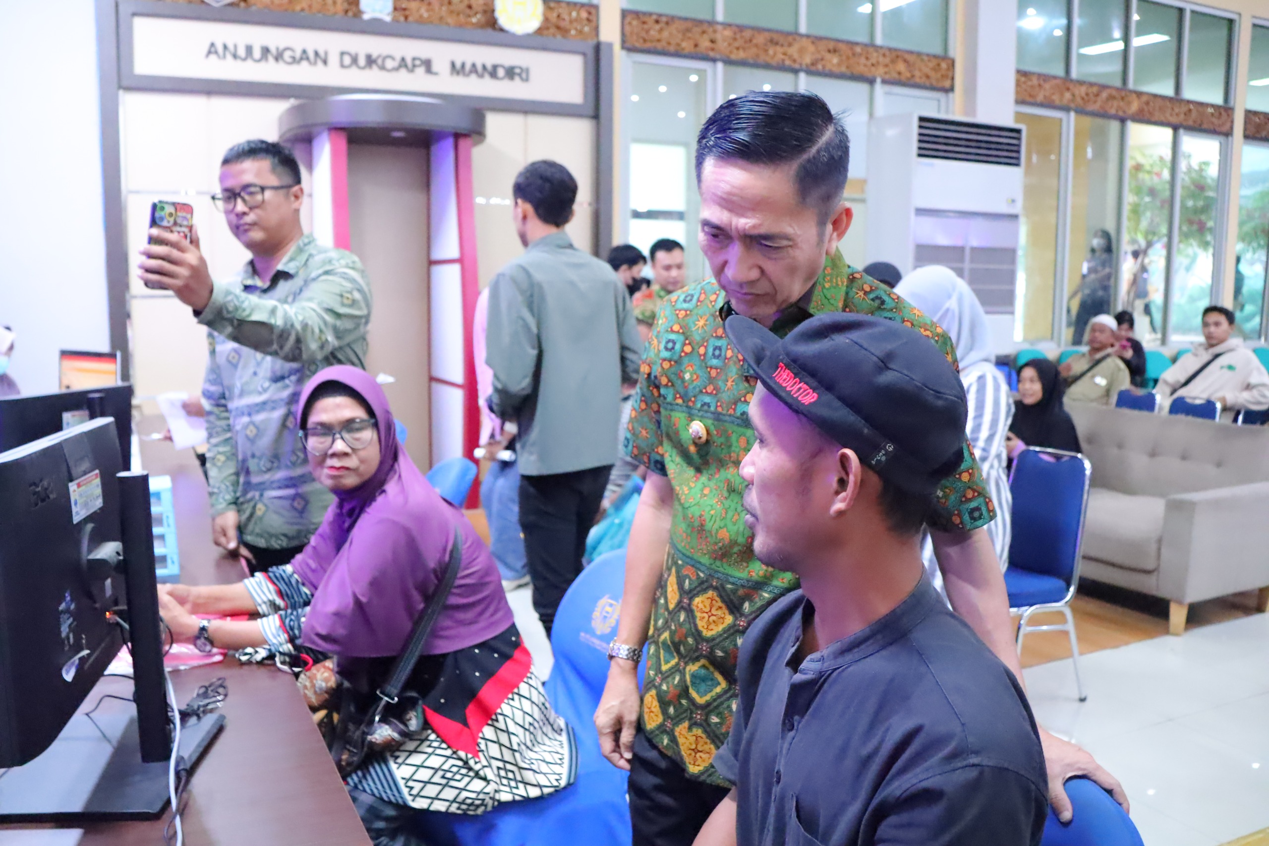 Wali Kota Palembang Ratu Dewa memantau langsung proses pelayanan warga di MPP Jakabaring, Kamis (12/2/2026).