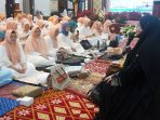 Ketua TP PKK Sumsel Feby Deru mengikuti sholat tasbih di Griya Agung, Palembang, Rabu (11/2/2026), sebagai persiapan spiritual menyambut bulan suci Ramadhan 1447 H.