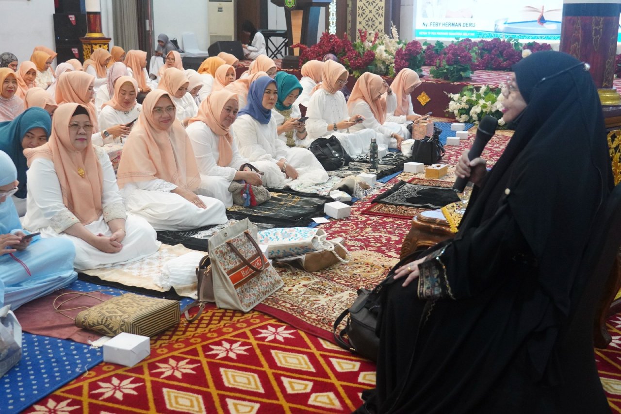 Ketua TP PKK Sumsel Feby Deru mengikuti sholat tasbih di Griya Agung, Palembang, Rabu (11/2/2026), sebagai persiapan spiritual menyambut bulan suci Ramadhan 1447 H.