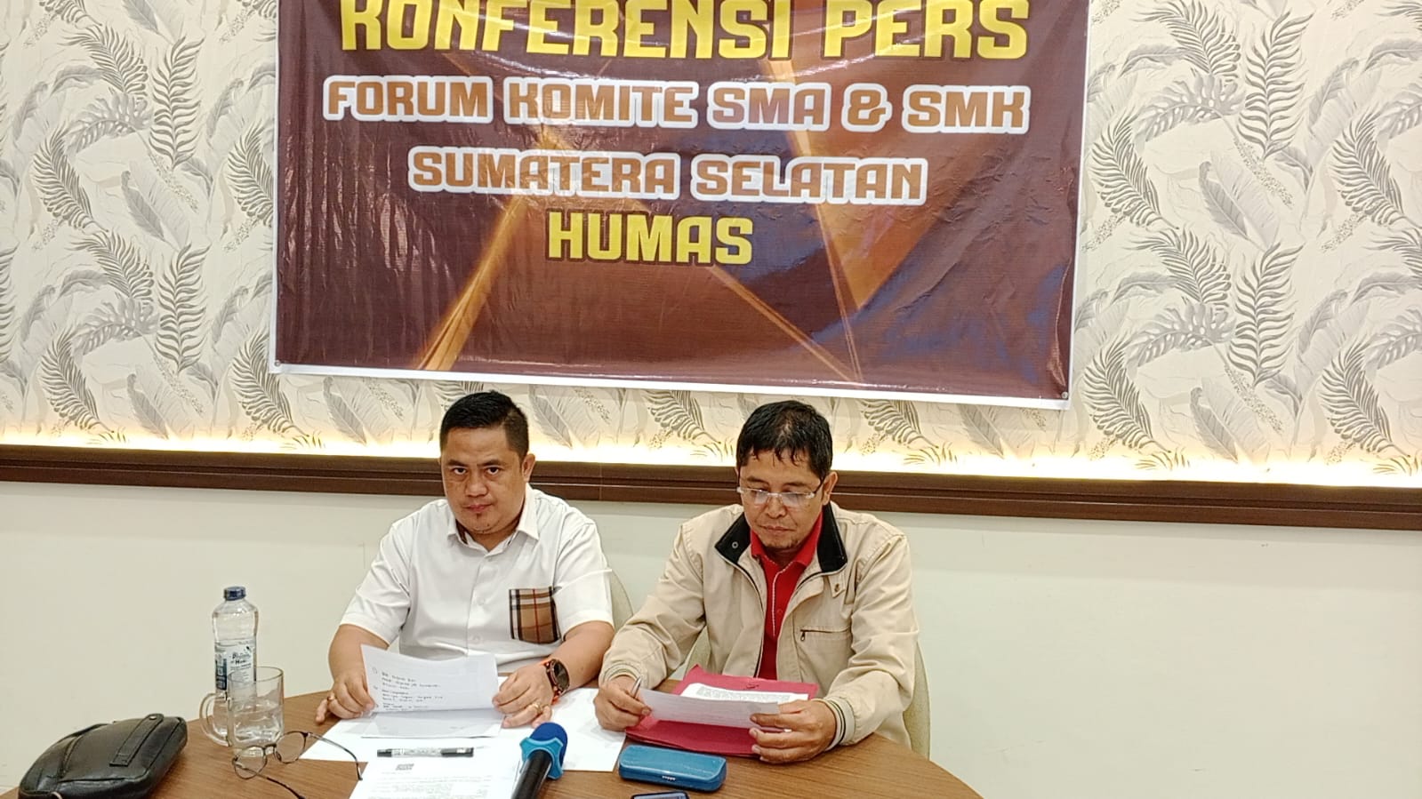 Perwakilan Forum Komite SMA & SMK Sumatera Selatan saat menyampaikan klarifikasi kepada media terkait polemik pembentukan forum, Sabtu (14/2/2026).