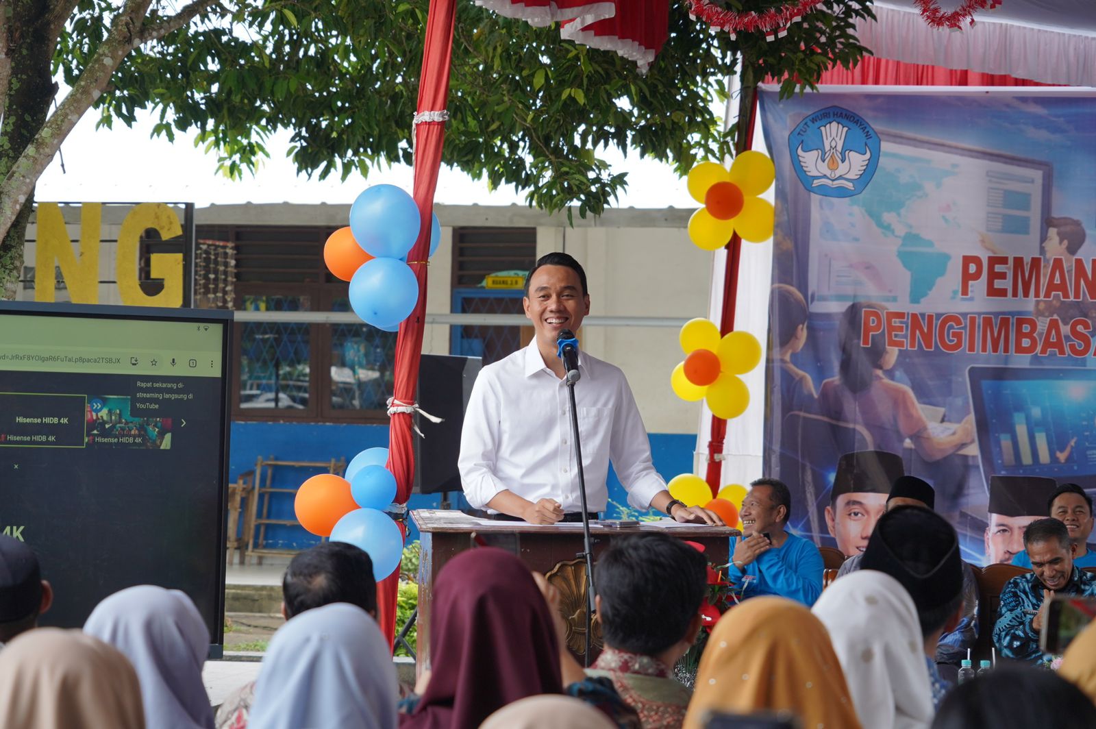 Sekolah di wilayah terpencil OKI kini dapat mengakses internet melalui layanan Starlink guna mendukung proses belajar mengajar berbasis digital.