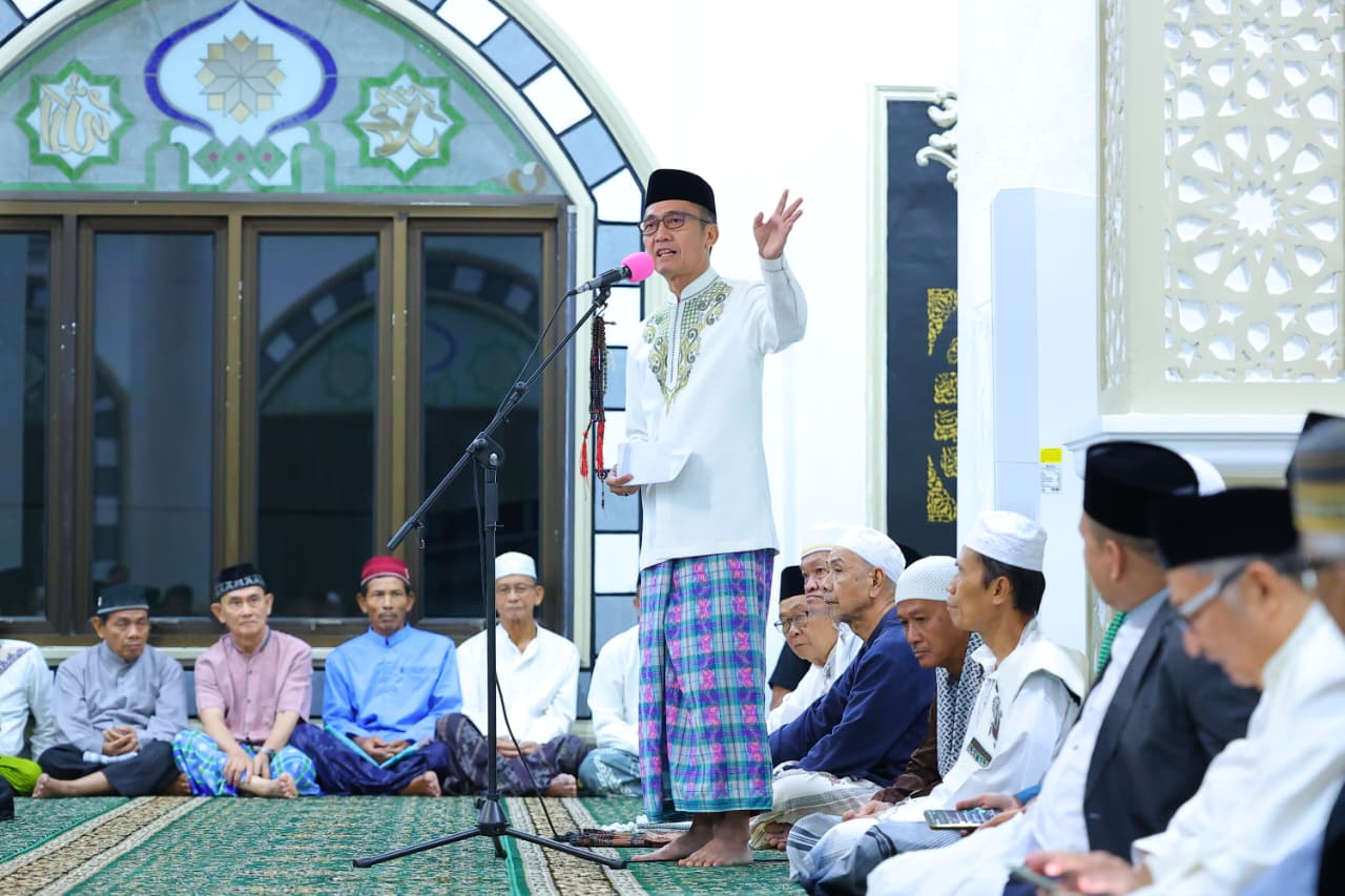 Wali Kota Ratu Dewa memberikan sambutan saat peresmian Masjid Babussalam di Jalan Kancil Putih, Palembang, Minggu (15/2/2026).