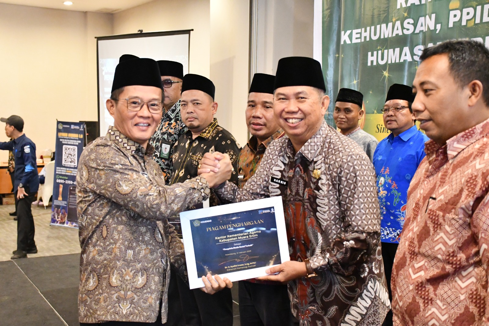 Kakanwil Kanwil Kemenag Sumsel Syafitri Irwan menyerahkan piagam penghargaan kepada perwakilan Satker pada puncak Anugerah Humas Award 2026 di Hotel Amaris Palembang, Kamis (12/2/2026).