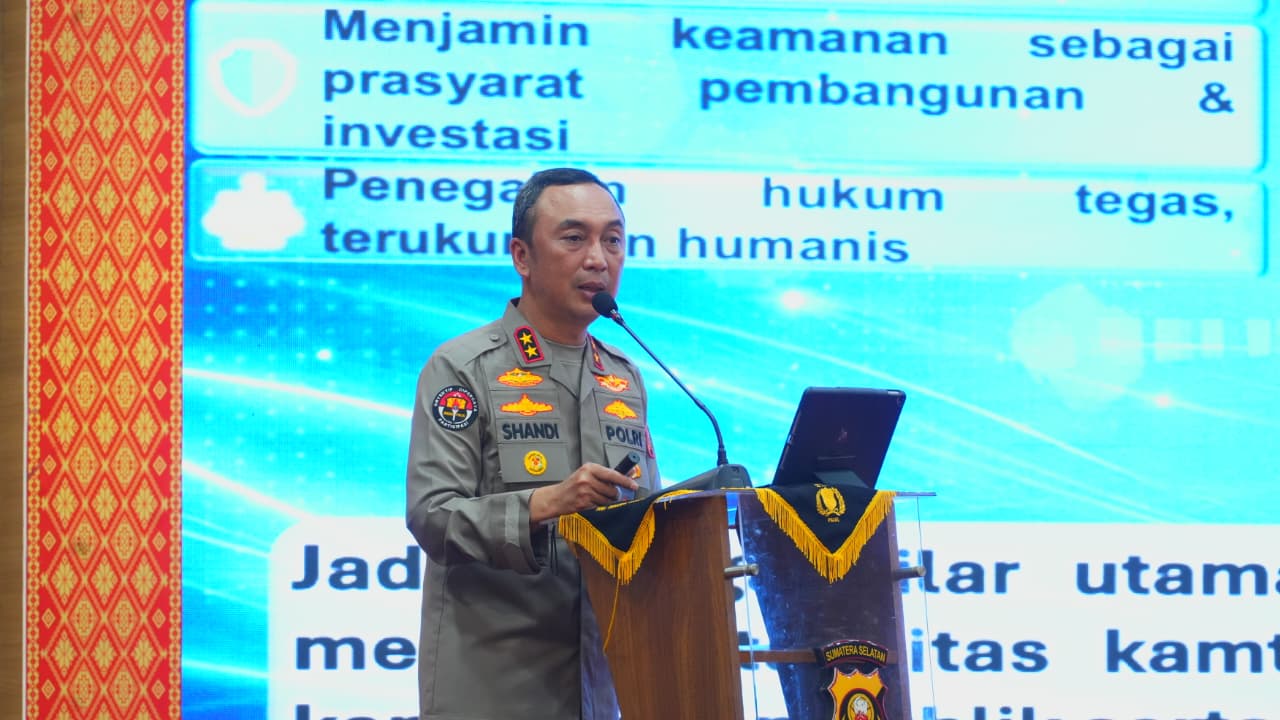 Kapolda Sumsel Irjen Pol Sandi Nugroho memberikan arahan Commander Wish 2026 yang menekankan pengamanan pangan, pemberantasan narkoba, dan peningkatan profesionalisme Polri.